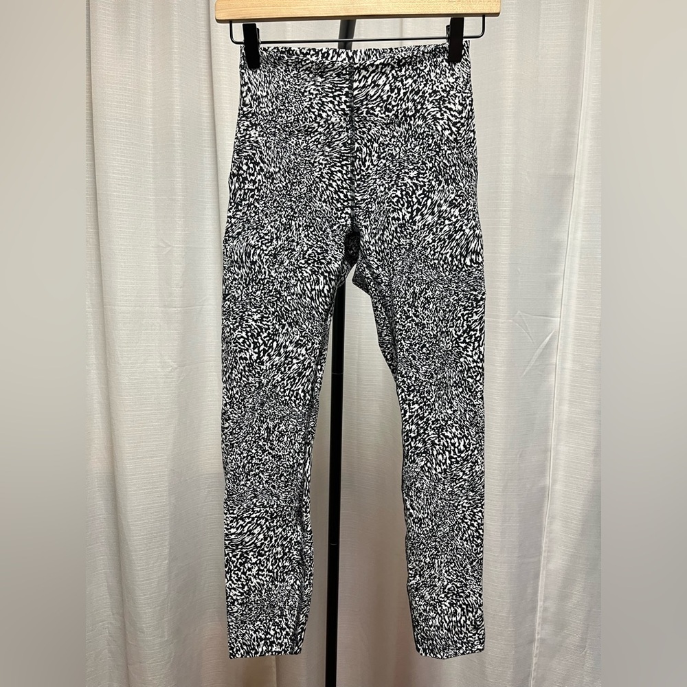 Lululemon InStill High-Rise Tight 25"
Warped Grain Alpine White Black | size 4